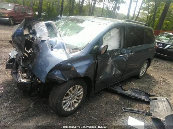 5TDYK3DC5GS758359 2016 TOYOTA SIENNA - Image 2