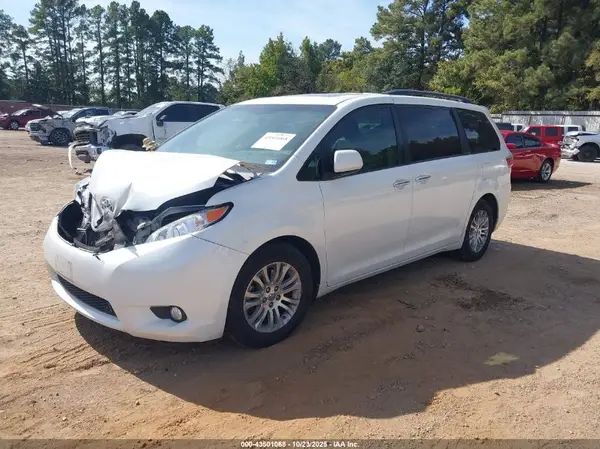 5TDYK3DC5GS759947 2016 TOYOTA SIENNA - Image 2