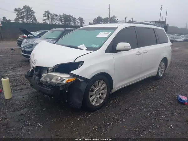 5TDYK3DC6GS698608 2016 TOYOTA SIENNA - Image 2