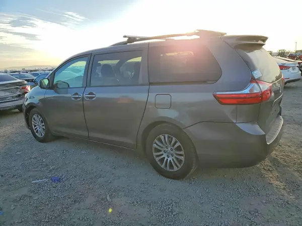5TDYK3DC6GS699385 2016 TOYOTA SIENNA - Image 2