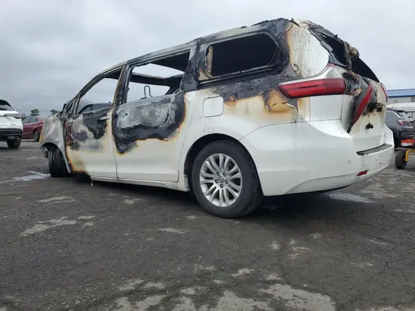 5TDYK3DC6GS705038 2016 TOYOTA SIENNA - Image 2