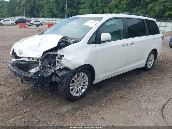 5TDYK3DC6GS706867 2016 TOYOTA SIENNA - Image 2
