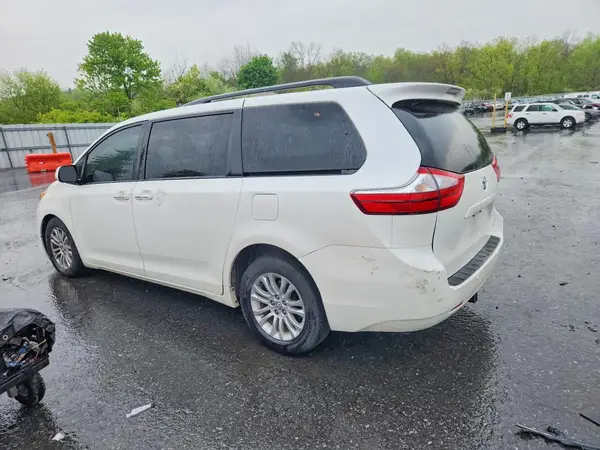 5TDYK3DC6GS708862 2016 TOYOTA SIENNA - Image 2