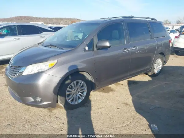 5TDYK3DC6GS710062 2016 TOYOTA SIENNA - Image 2