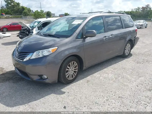 5TDYK3DC6GS718775 2016 TOYOTA SIENNA - Image 2