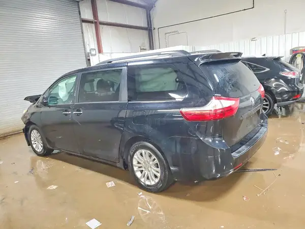 5TDYK3DC6GS721966 2016 TOYOTA SIENNA - Image 2