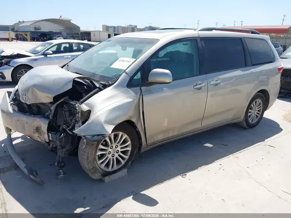 5TDYK3DC6GS741912 2016 TOYOTA SIENNA - Image 2