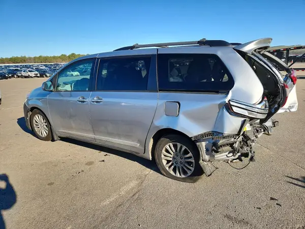 5TDYK3DC6GS743062 2016 TOYOTA SIENNA - Image 2