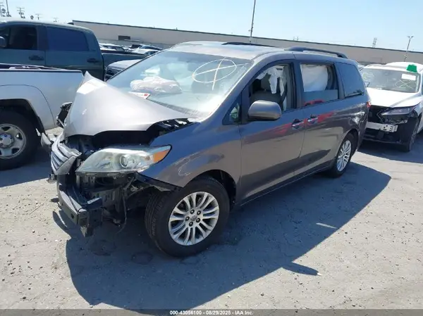 5TDYK3DC6GS749637 2016 TOYOTA SIENNA - Image 2
