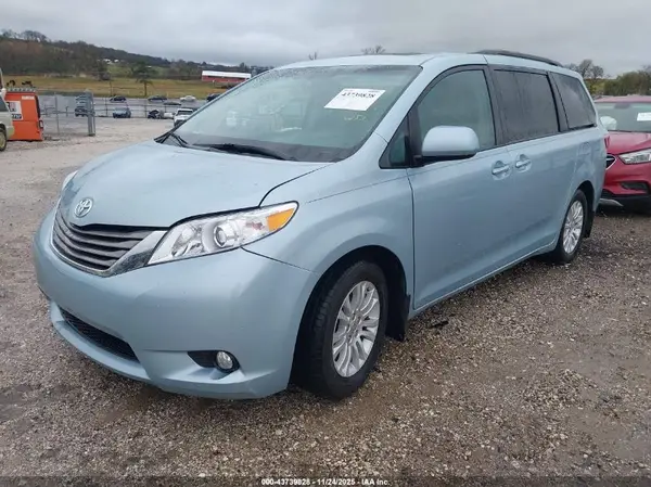 5TDYK3DC6GS752523 2016 TOYOTA SIENNA - Image 2