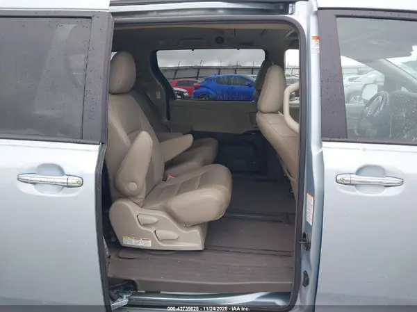 5TDYK3DC6GS752523 2016 TOYOTA SIENNA - Image 8