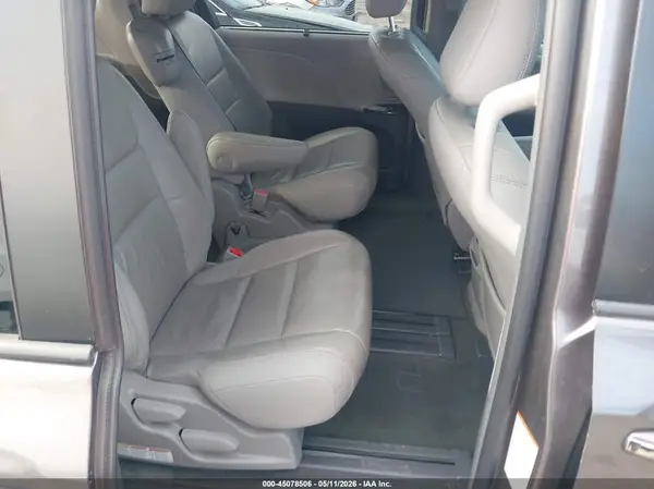 5TDYK3DC6GS752747 2016 TOYOTA SIENNA - Image 8