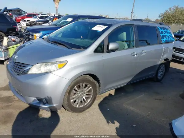 5TDYK3DC6GS755227 2016 TOYOTA SIENNA - Image 2