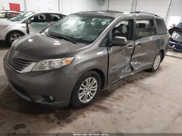 5TDYK3DC6GS757561 2016 TOYOTA SIENNA - Image 2