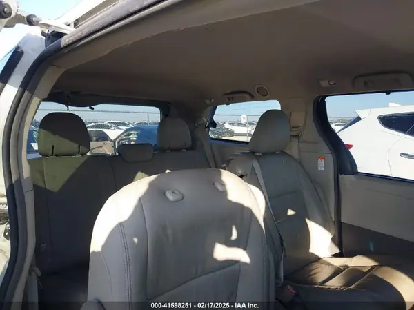 5TDYK3DC6GS758189 2016 TOYOTA SIENNA - Image 8