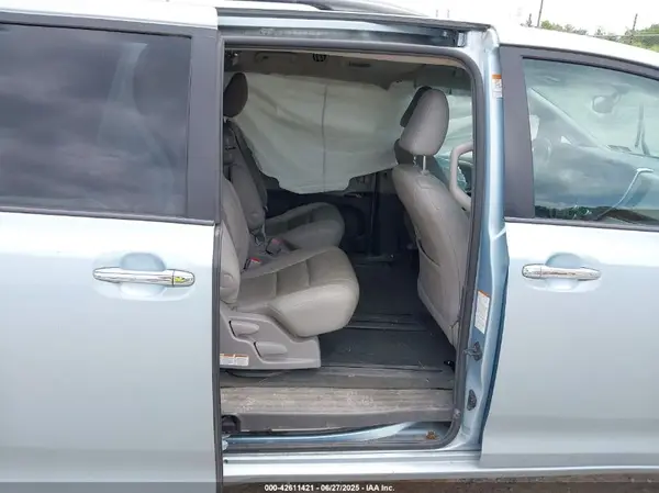 5TDYK3DC7GS692977 2016 TOYOTA SIENNA - Image 8