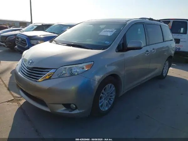 5TDYK3DC7GS697564 2016 TOYOTA SIENNA - Image 2