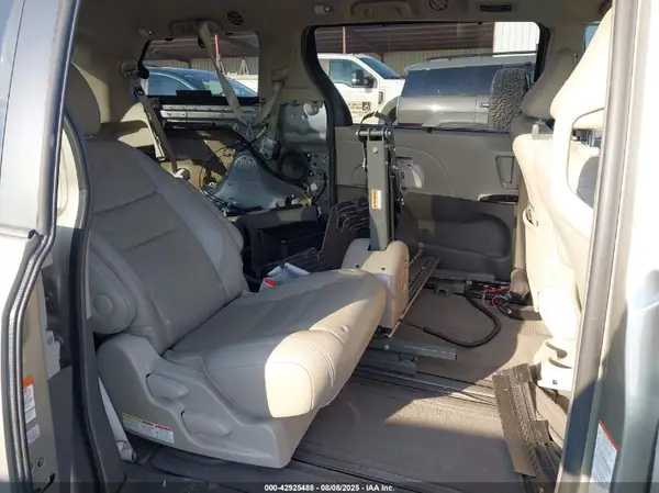 5TDYK3DC7GS697564 2016 TOYOTA SIENNA - Image 8