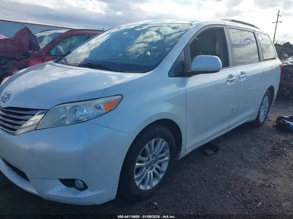 5TDYK3DC7GS700964 2016 TOYOTA SIENNA - Image 2