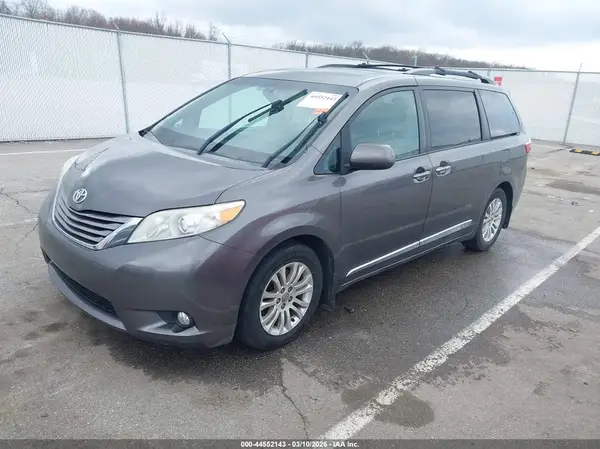 5TDYK3DC7GS706022 2016 TOYOTA SIENNA - Image 2