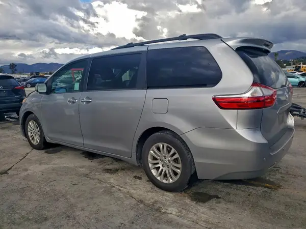 5TDYK3DC7GS717120 2016 TOYOTA SIENNA - Image 2