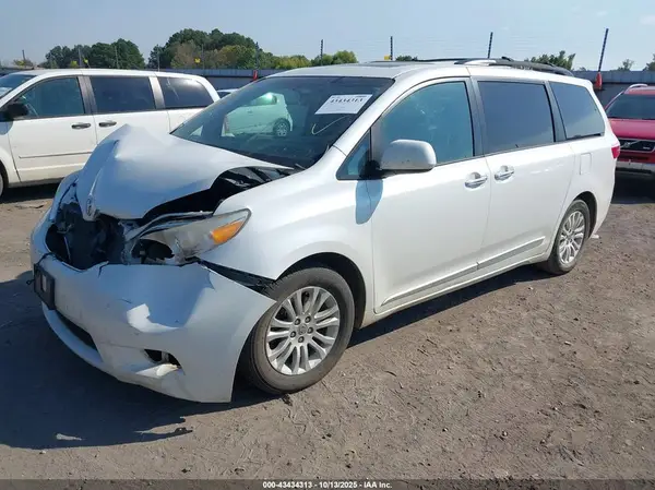 5TDYK3DC7GS718137 2016 TOYOTA SIENNA - Image 2