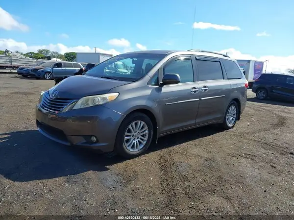 5TDYK3DC7GS719398 2016 TOYOTA SIENNA - Image 2