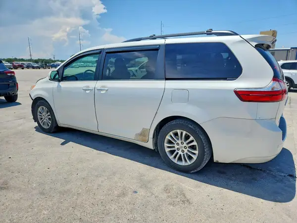 5TDYK3DC7GS720809 2016 TOYOTA SIENNA - Image 2