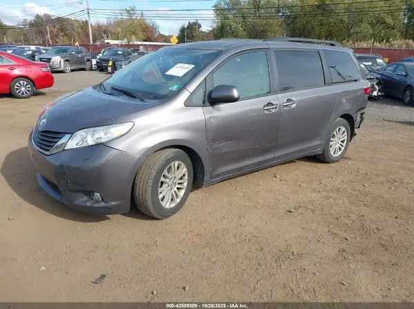 5TDYK3DC7GS722141 2016 TOYOTA SIENNA - Image 2