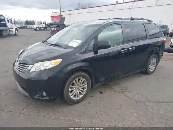 5TDYK3DC7GS722205 2016 TOYOTA SIENNA - Image 2
