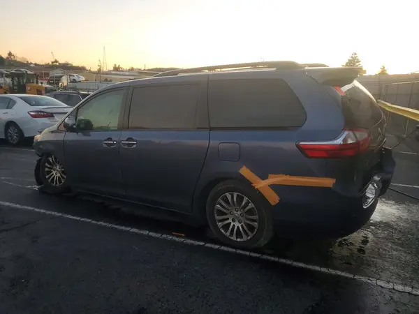 5TDYK3DC7GS728893 2016 TOYOTA SIENNA - Image 2