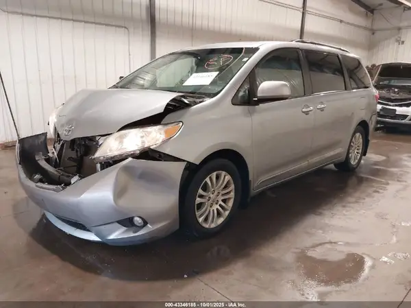 5TDYK3DC7GS730188 2016 TOYOTA SIENNA - Image 2