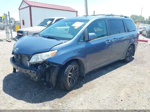 5TDYK3DC7GS739537 2016 TOYOTA SIENNA - Image 2