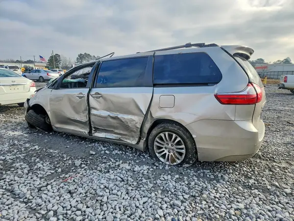 5TDYK3DC7GS744575 2016 TOYOTA SIENNA - Image 2