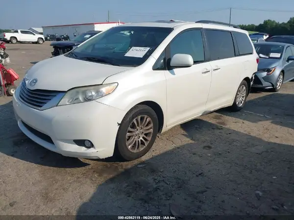 5TDYK3DC7GS750490 2016 TOYOTA SIENNA - Image 2