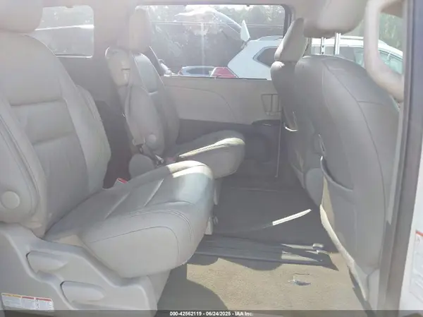 5TDYK3DC7GS750490 2016 TOYOTA SIENNA - Image 8