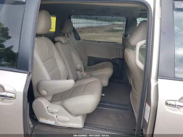 5TDYK3DC7GS751705 2016 TOYOTA SIENNA - Image 8