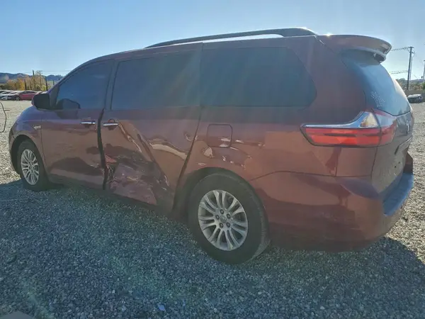 5TDYK3DC7GS756208 2016 TOYOTA SIENNA - Image 2