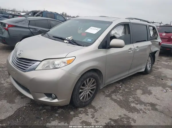 5TDYK3DC8GS691661 2016 TOYOTA SIENNA - Image 2