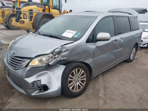 5TDYK3DC8GS692485 2016 TOYOTA SIENNA - Image 2