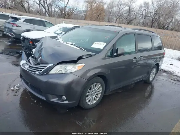 5TDYK3DC8GS693183 2016 TOYOTA SIENNA - Image 2