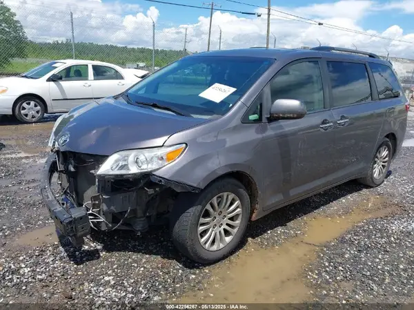5TDYK3DC8GS696620 2016 TOYOTA SIENNA - Image 2