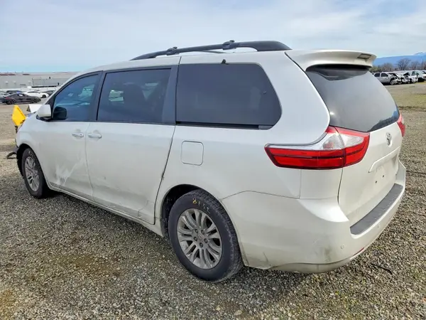 5TDYK3DC8GS696665 2016 TOYOTA SIENNA - Image 2