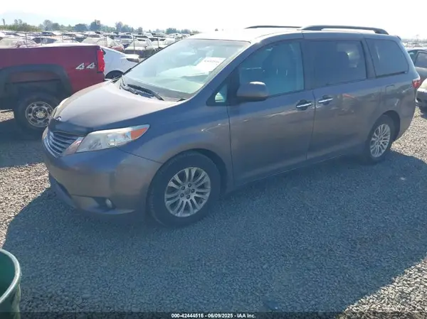 5TDYK3DC8GS701587 2016 TOYOTA SIENNA - Image 2
