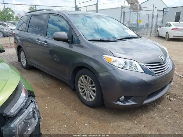 5TDYK3DC8GS701735 2016 TOYOTA SIENNA - Image 1