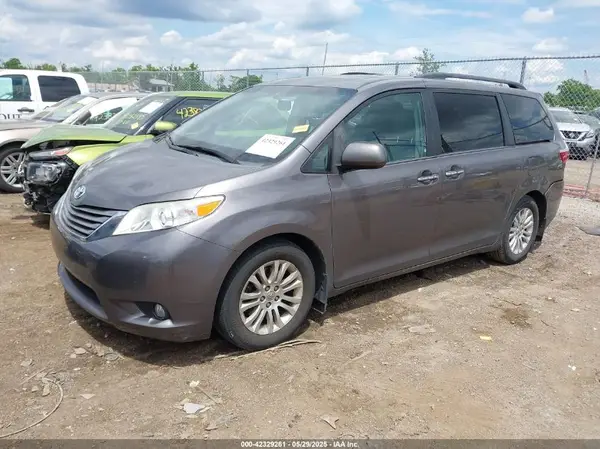 5TDYK3DC8GS701735 2016 TOYOTA SIENNA - Image 2