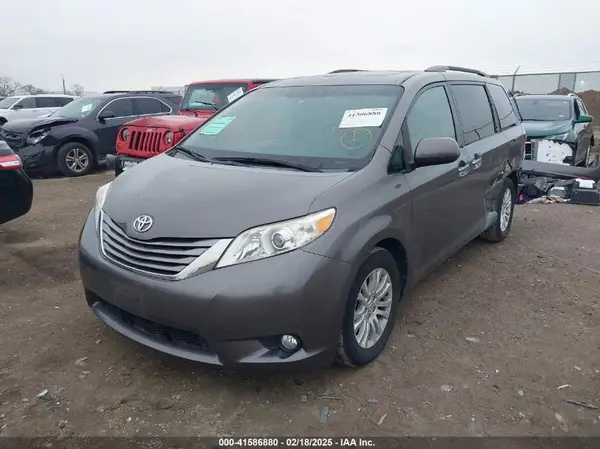 5TDYK3DC8GS704330 2016 TOYOTA SIENNA - Image 2