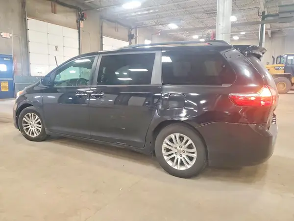 5TDYK3DC8GS708040 2016 TOYOTA SIENNA - Image 2