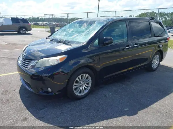 5TDYK3DC8GS711357 2016 TOYOTA SIENNA - Image 2