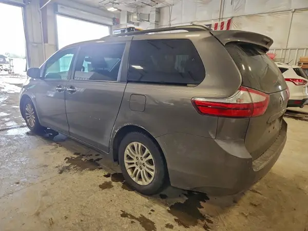5TDYK3DC8GS712847 2016 TOYOTA SIENNA - Image 2
